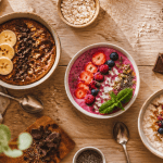 bowl petit dej variés sur table en bois