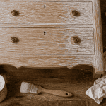 ceruser un bois avec brosse métallique et cire