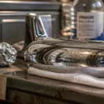 Comment nettoyer du chrome piqué sans rayer : vinaigre et microfibre sur chrome rouillé
