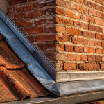 jonction toit mur tuiles et briques avec solin zinc