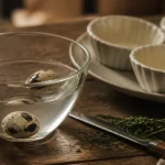 oeufs de caille qui flottent dans l’eau, test de fraîcheur