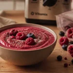 Smoothie fruits rouges surgelés onctueux, bol de fruits rouges et yaourt grec
