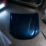 vernis voiture retouche sur capot miniature avec outils