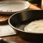 Calorie oeuf au plat nature : jaune coulant, peu de gras