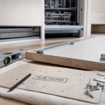 Installation porte lave vaisselle encastrable : gabarit et brides de fixation