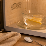 Nettoyage micro onde avec vapeur citron, bicarbonate et chiffon