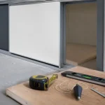 Poser une porte de placard coulissante : rail supérieur et réglages