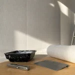 Pose toile de verre murale : lé marouflé sans bulles