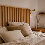 Tete de lit fabriqué maison en tasseaux DIY en chambre