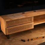 DIY meuble TV en bois clair, banc cannage avec plateau câbles