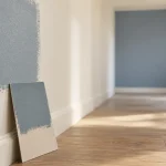 Couleur agrandir piece : murs blancs cassé et bleu brumeux